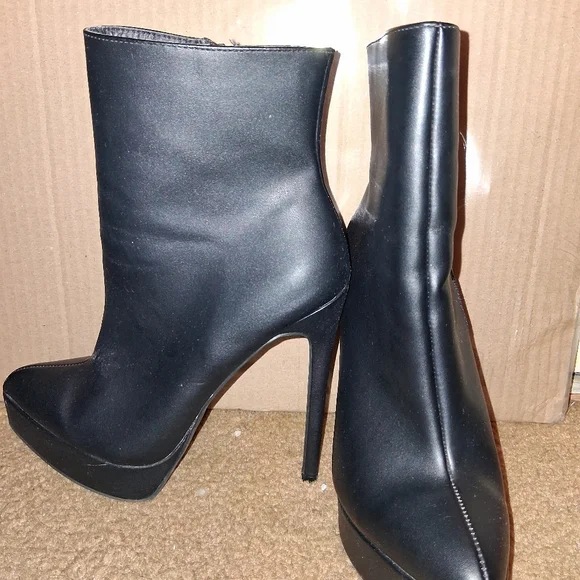 Elegant Black Women's Ankle Boots NWOT - Picture 1 of 3